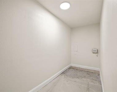 2403 Beverly Hills Lane - Photo Thumbnail 19