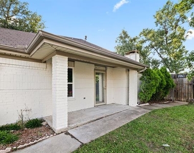 2403 Beverly Hills Lane - Photo Thumbnail 2