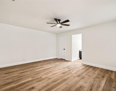 2403 Beverly Hills Lane - Photo Thumbnail 14