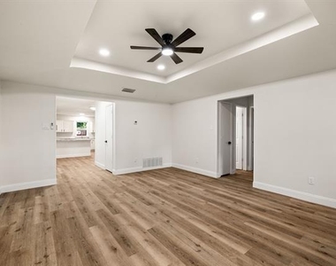 2403 Beverly Hills Lane - Photo Thumbnail 4