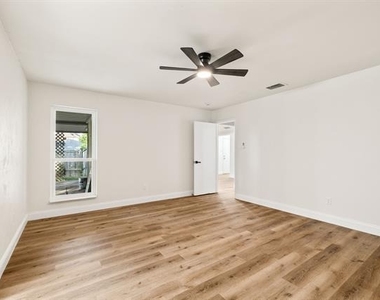 2403 Beverly Hills Lane - Photo Thumbnail 15