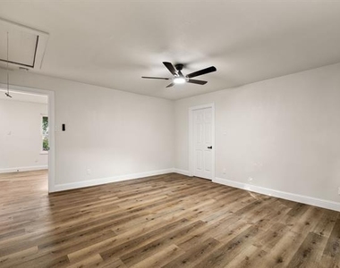 2403 Beverly Hills Lane - Photo Thumbnail 18
