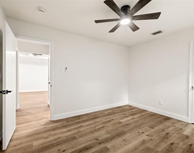 2403 Beverly Hills Lane - Photo Thumbnail 22