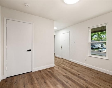 2403 Beverly Hills Lane - Photo Thumbnail 12