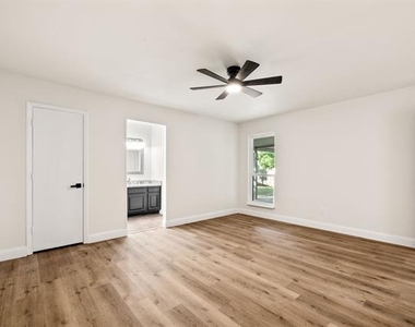 2403 Beverly Hills Lane - Photo Thumbnail 13