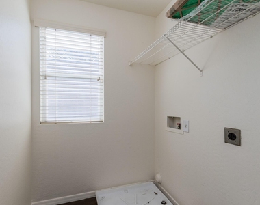 10018 W Winslow Avenue - Photo Thumbnail 7