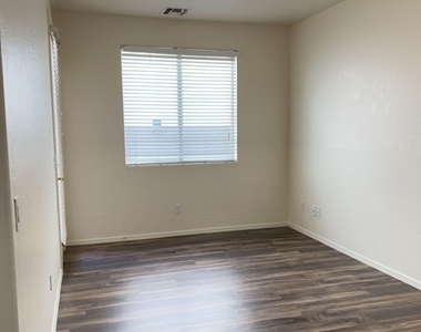 10018 W Winslow Avenue - Photo Thumbnail 6
