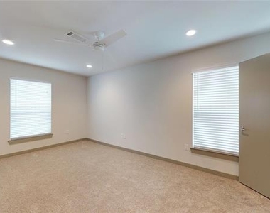 6304 Prospect Avenue - Photo Thumbnail 8