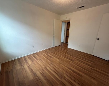 425 Signal Hill Court N - Photo Thumbnail 11