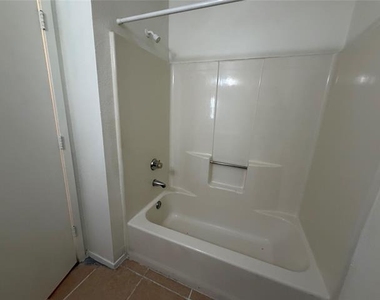 425 Signal Hill Court N - Photo Thumbnail 6
