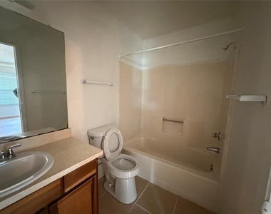 425 Signal Hill Court N - Photo Thumbnail 10