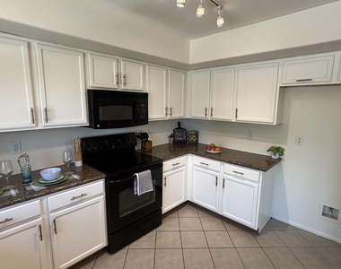 624 W Mesquite Tree Lane - Photo Thumbnail 7