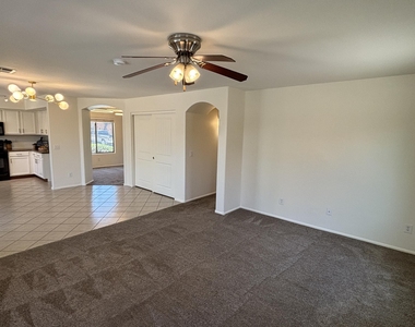 624 W Mesquite Tree Lane - Photo Thumbnail 4