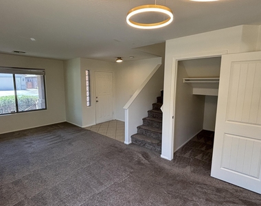 624 W Mesquite Tree Lane - Photo Thumbnail 2