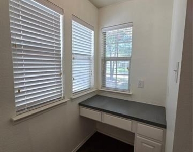 2410 Parkview Drive - Photo Thumbnail 8