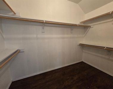 2410 Parkview Drive - Photo Thumbnail 14