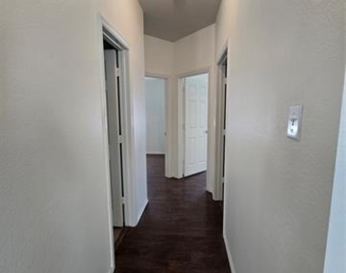 2410 Parkview Drive - Photo Thumbnail 16