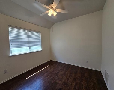 2410 Parkview Drive - Photo Thumbnail 15