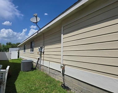 2410 Parkview Drive - Photo Thumbnail 2