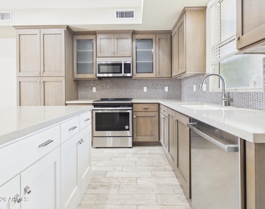 4816 N Woodmere Fairway -- - Photo Thumbnail 6