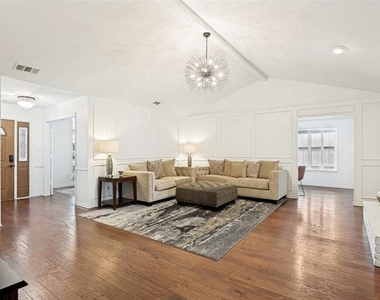 1005 De Pauw Drive - Photo Thumbnail 4