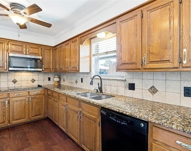 1005 De Pauw Drive - Photo Thumbnail 7