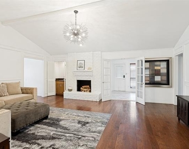 1005 De Pauw Drive - Photo Thumbnail 5