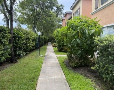 3569 Forest Hill Boulevard - Photo Thumbnail 3