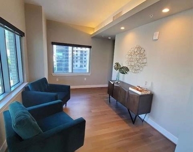 2323 N Akard Street - Photo Thumbnail 9