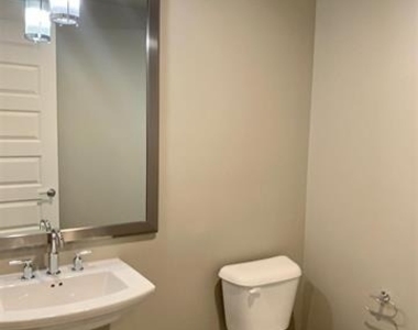 2323 N Akard Street - Photo Thumbnail 20