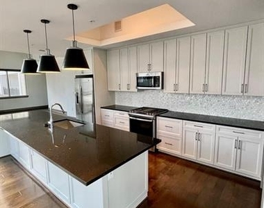 2323 N Akard Street - Photo Thumbnail 18