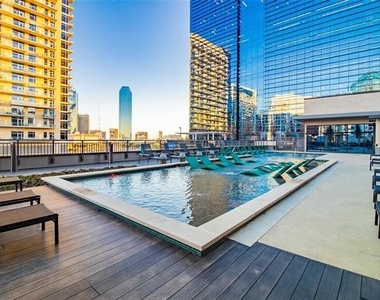 2323 N Akard Street - Photo Thumbnail 23