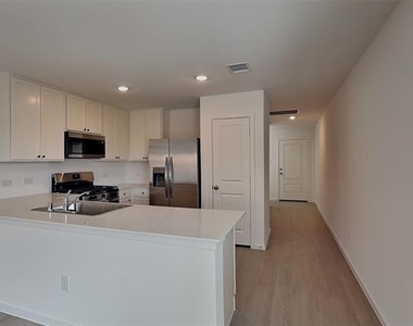 3105 Lynmar Lane - Photo Thumbnail 4