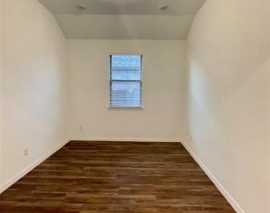 2405 Lovegrass Lane - Photo Thumbnail 7
