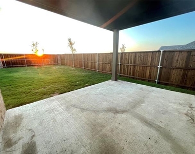 2405 Lovegrass Lane - Photo Thumbnail 16