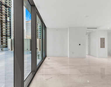 300 Biscayne Blvd Way - Photo Thumbnail 4
