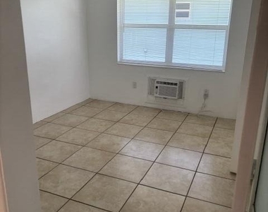 400 Northlake Court - Photo Thumbnail 6