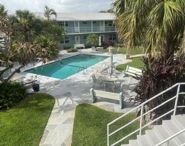 400 Northlake Court - Photo Thumbnail 14