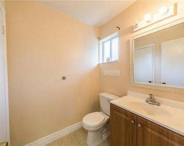 1343 Hampton Boulevard - Photo Thumbnail 4