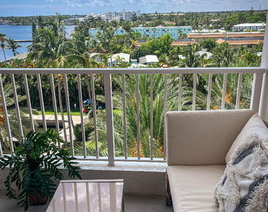 806 E Windward Way - Photo Thumbnail 19