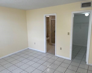 10000 Nw 80th Court - Photo Thumbnail 6
