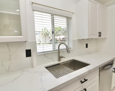 2952 Nw 33rd Lane - Photo Thumbnail 3