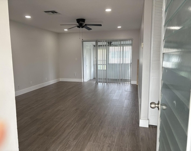 2930 Crosley Drive E - Photo Thumbnail 3