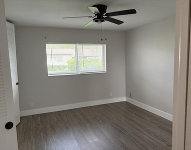 2930 Crosley Drive E - Photo Thumbnail 5