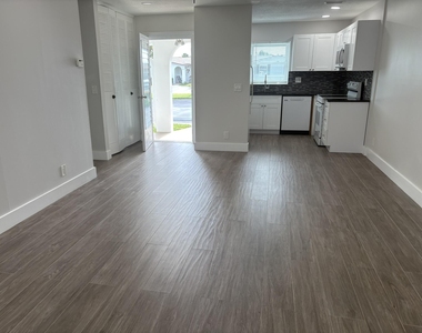 2930 Crosley Drive E - Photo Thumbnail 11