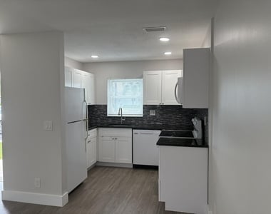 2930 Crosley Drive E - Photo Thumbnail 4