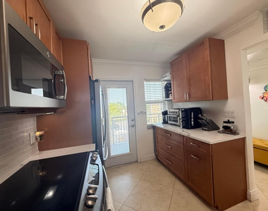 3180 Ne 48th Court - Photo Thumbnail 9