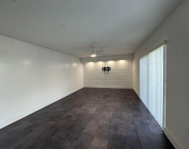 4709 47th Way - Photo Thumbnail 5