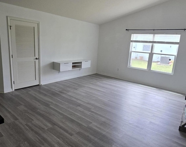 1832 Sw Cameo Boulevard - Photo Thumbnail 8