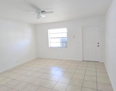 255 Sw 12th Street - Photo Thumbnail 3
